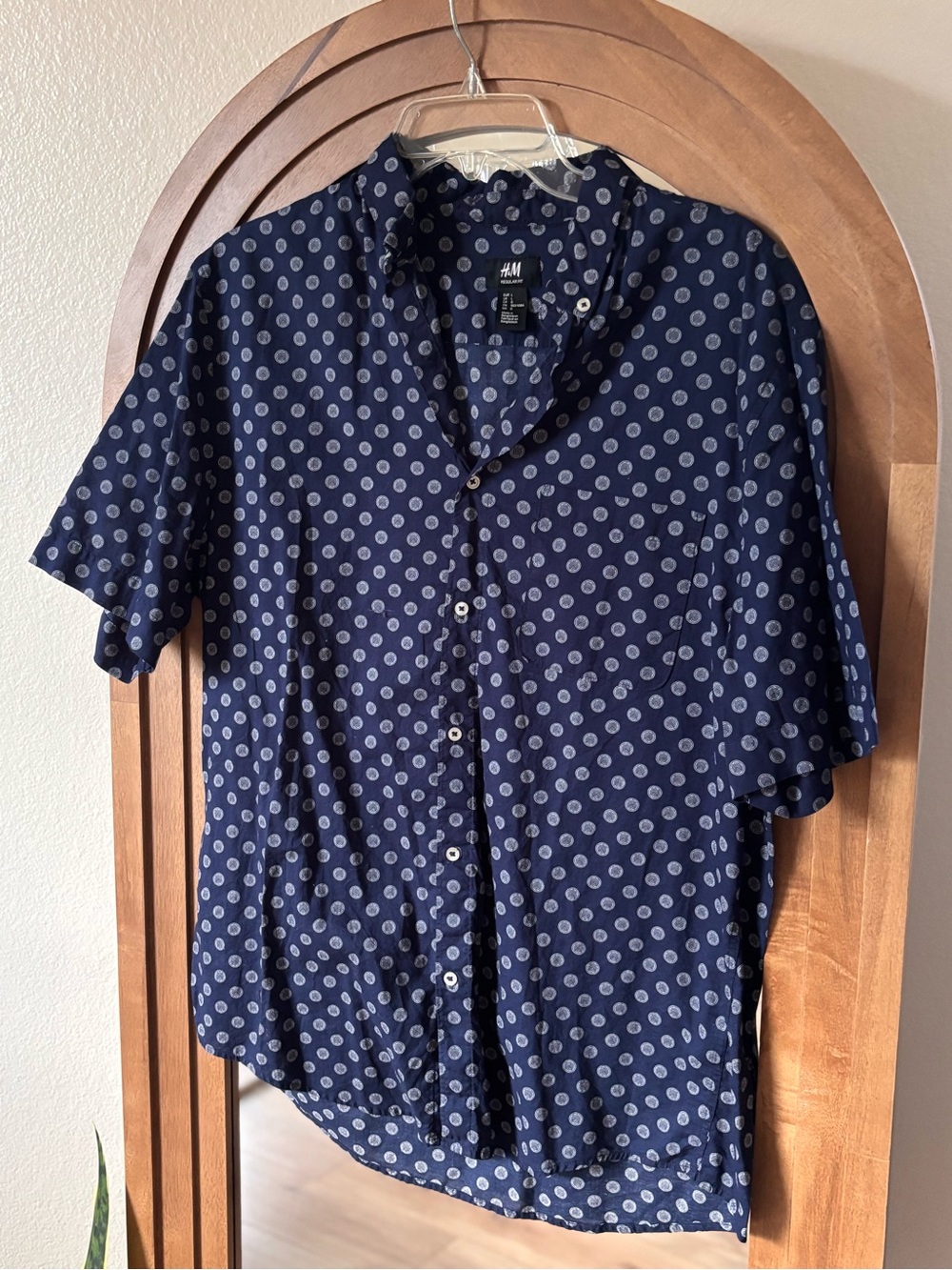 H&M Navy Blue Short-Sleeve Button-Down Shirt with Light Gray Dot Print